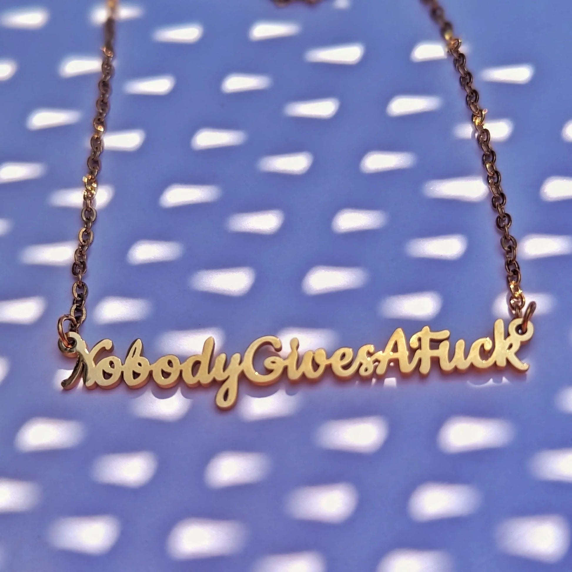 Nobody gives a fuck necklace - Trend Tonic